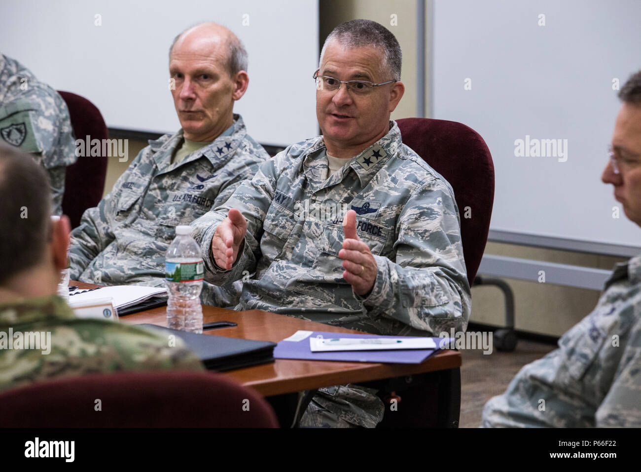 Gen. Robert B. Abrams, Commander, U.S. Forze armate comando, si incontra con il adjutants' generali e i loro rappresentanti dalla Federal Emergency Management Agency le regioni 1 e 2, che include il Connecticut, Maine, Massachusetts, New Hampshire, New Jersey, New York, Puerto Rico, Rhode Island, Vermont, e le Isole Vergini, presso il New Jersey la guardia nazionale di formazione congiunta e di formazione del Centro di sviluppo, a base comuneGuire-Dix Mc-Lakehurst, N.J., 5 maggio 2016. La riunione è parte di una serie di impegni tra il comandante FORSCOM e adjutants generale che forniscono un forum per informazione Foto Stock