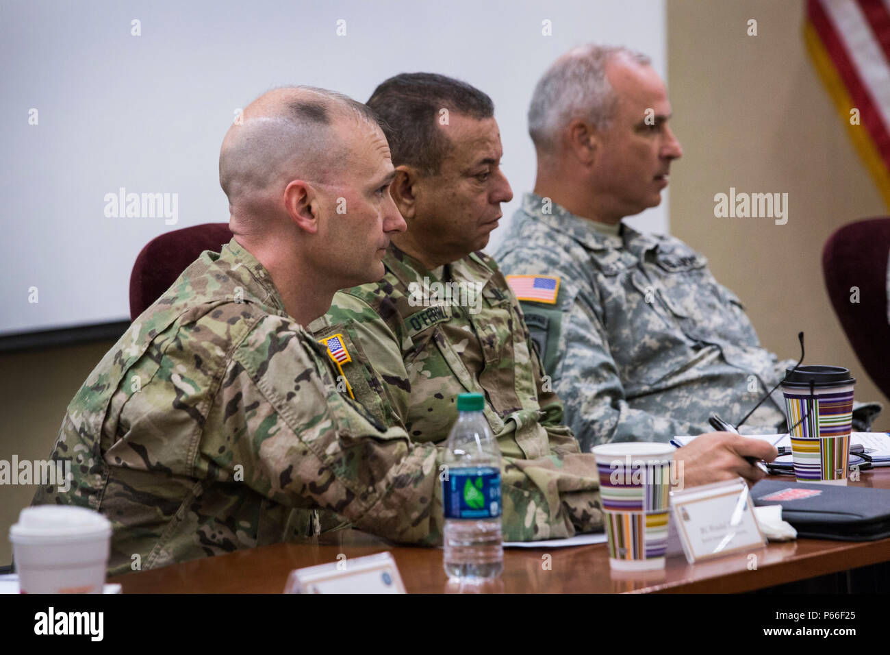 Gen. Robert B. Abrams, Commander, U.S. Forze armate comando, si incontra con il adjutants' generali e i loro rappresentanti dalla Federal Emergency Management Agency le regioni 1 e 2, che include il Connecticut, Maine, Massachusetts, New Hampshire, New Jersey, New York, Puerto Rico, Rhode Island, Vermont, e le Isole Vergini, presso il New Jersey la guardia nazionale di formazione congiunta e di formazione del Centro di sviluppo, a base comuneGuire-Dix Mc-Lakehurst, N.J., 5 maggio 2016. La riunione è parte di una serie di impegni tra il comandante FORSCOM e adjutants generale che forniscono un forum per informazione Foto Stock