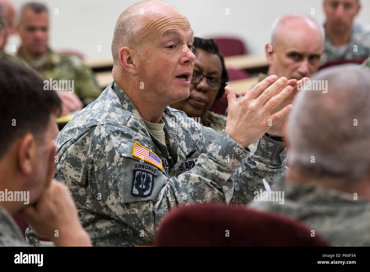 Gen. Robert B. Abrams, Commander, U.S. Forze armate comando, si incontra con il adjutants' generali e i loro rappresentanti dalla Federal Emergency Management Agency le regioni 1 e 2, che include il Connecticut, Maine, Massachusetts, New Hampshire, New Jersey, New York, Puerto Rico, Rhode Island, Vermont, e le Isole Vergini, presso il New Jersey la guardia nazionale di formazione congiunta e di formazione del Centro di sviluppo, a base comuneGuire-Dix Mc-Lakehurst, N.J., 5 maggio 2016. La riunione è parte di una serie di impegni tra il comandante FORSCOM e adjutants generale che forniscono un forum per informazione Foto Stock