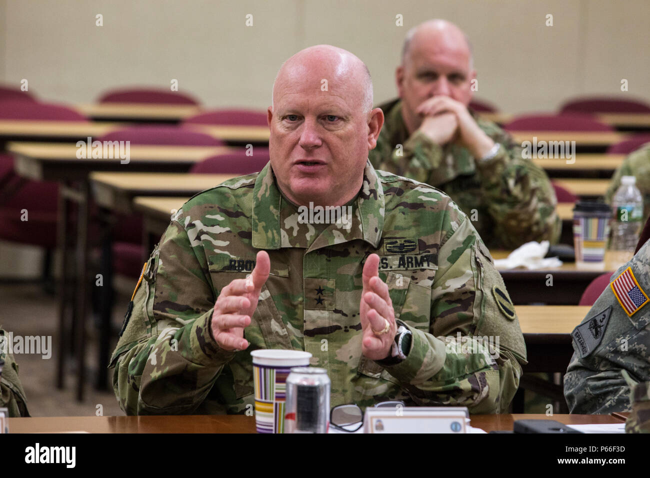 Gen. Robert B. Abrams, Commander, U.S. Forze armate comando, si incontra con il adjutants' generali e i loro rappresentanti dalla Federal Emergency Management Agency le regioni 1 e 2, che include il Connecticut, Maine, Massachusetts, New Hampshire, New Jersey, New York, Puerto Rico, Rhode Island, Vermont, e le Isole Vergini, presso il New Jersey la guardia nazionale di formazione congiunta e di formazione del Centro di sviluppo, a base comuneGuire-Dix Mc-Lakehurst, N.J., 5 maggio 2016. La riunione è parte di una serie di impegni tra il comandante FORSCOM e adjutants generale che forniscono un forum per informazione Foto Stock