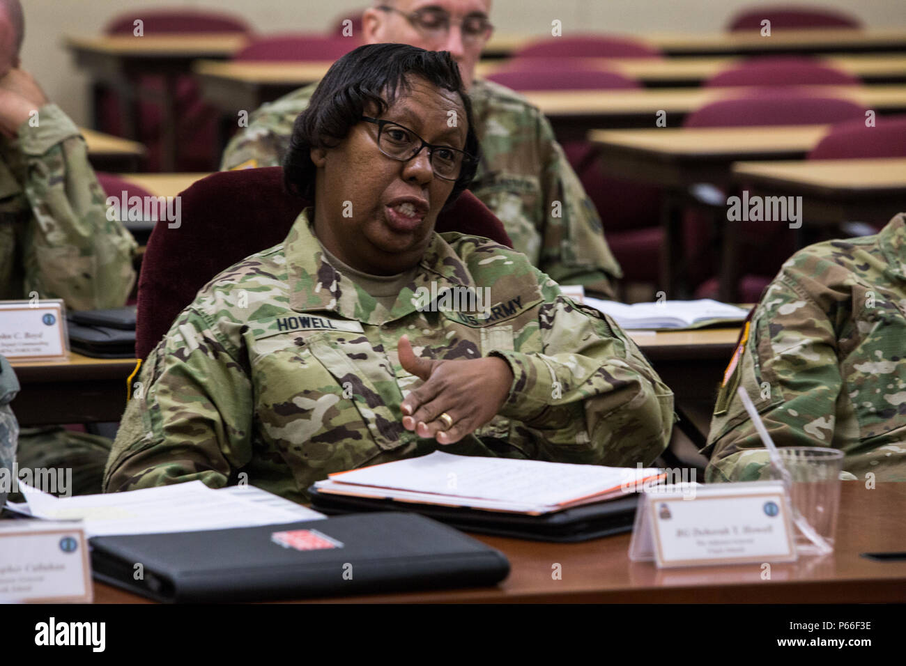 Gen. Robert B. Abrams, Commander, U.S. Forze armate comando, si incontra con il adjutants' generali e i loro rappresentanti dalla Federal Emergency Management Agency le regioni 1 e 2, che include il Connecticut, Maine, Massachusetts, New Hampshire, New Jersey, New York, Puerto Rico, Rhode Island, Vermont, e le Isole Vergini, presso il New Jersey la guardia nazionale di formazione congiunta e di formazione del Centro di sviluppo, a base comuneGuire-Dix Mc-Lakehurst, N.J., 5 maggio 2016. La riunione è parte di una serie di impegni tra il comandante FORSCOM e adjutants generale che forniscono un forum per informazione Foto Stock