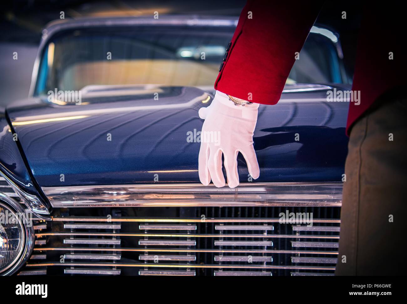 Classic Cars acquirente. Veicolo retrò valutazione e acquisto. Collezionabili tema automobilistico. Foto Stock