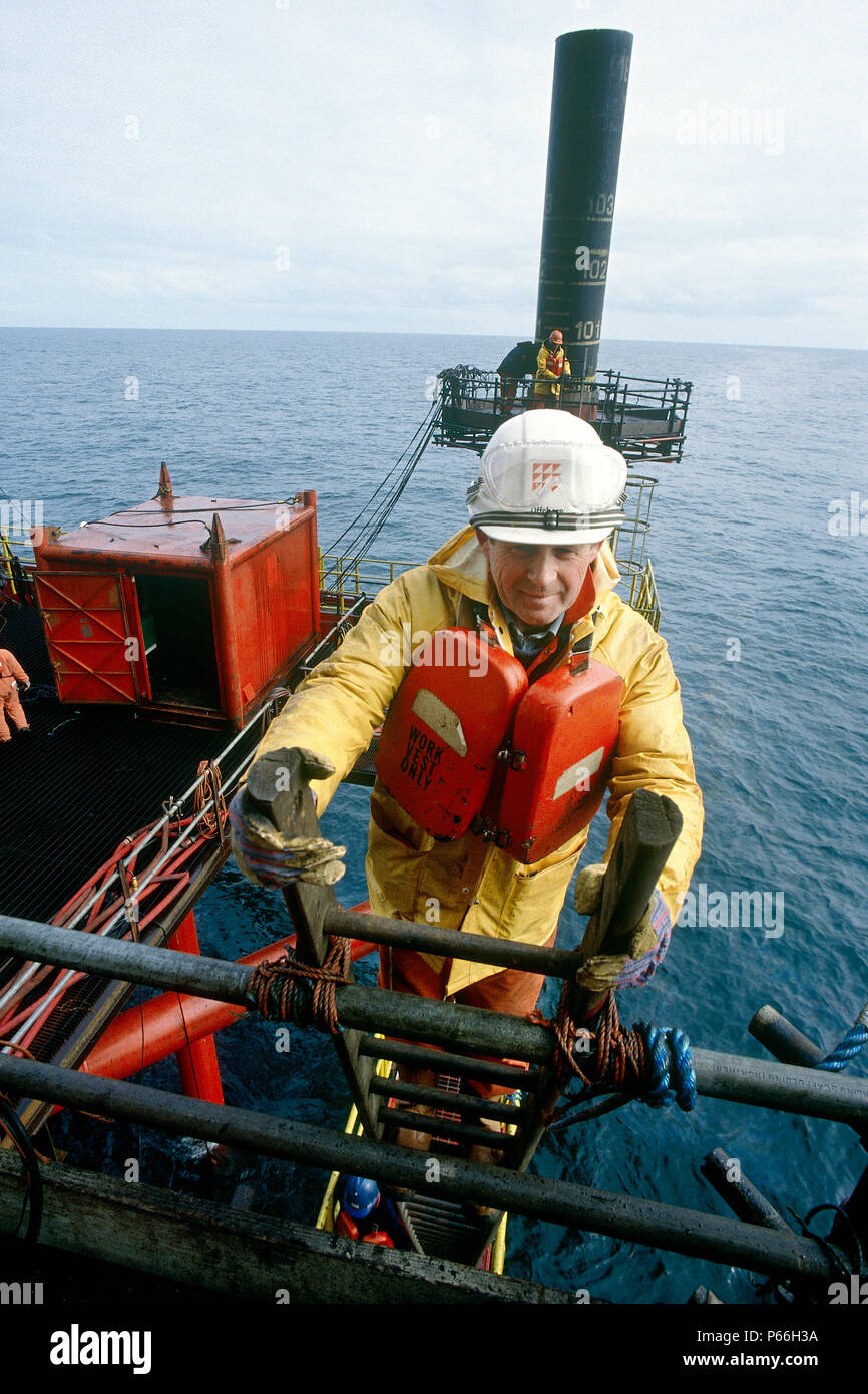 Costruzione ingegnere al lavoro sulla piattaforma di produzione gas l'installazione. Mare del Nord. Foto Stock