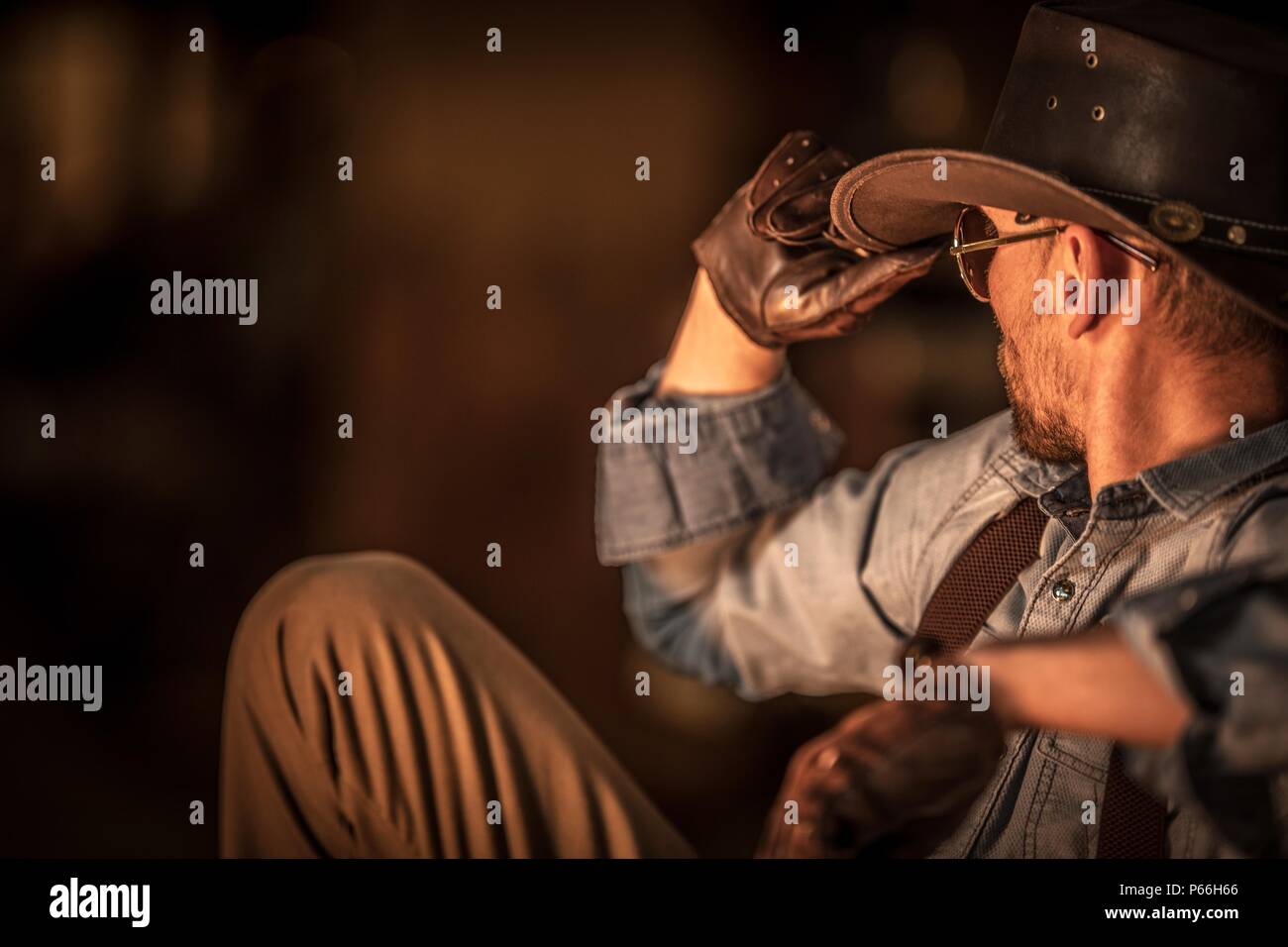 Appoggio cowboy americano dopo il duro lavoro Ranch. Il tema della campagna. Foto Stock