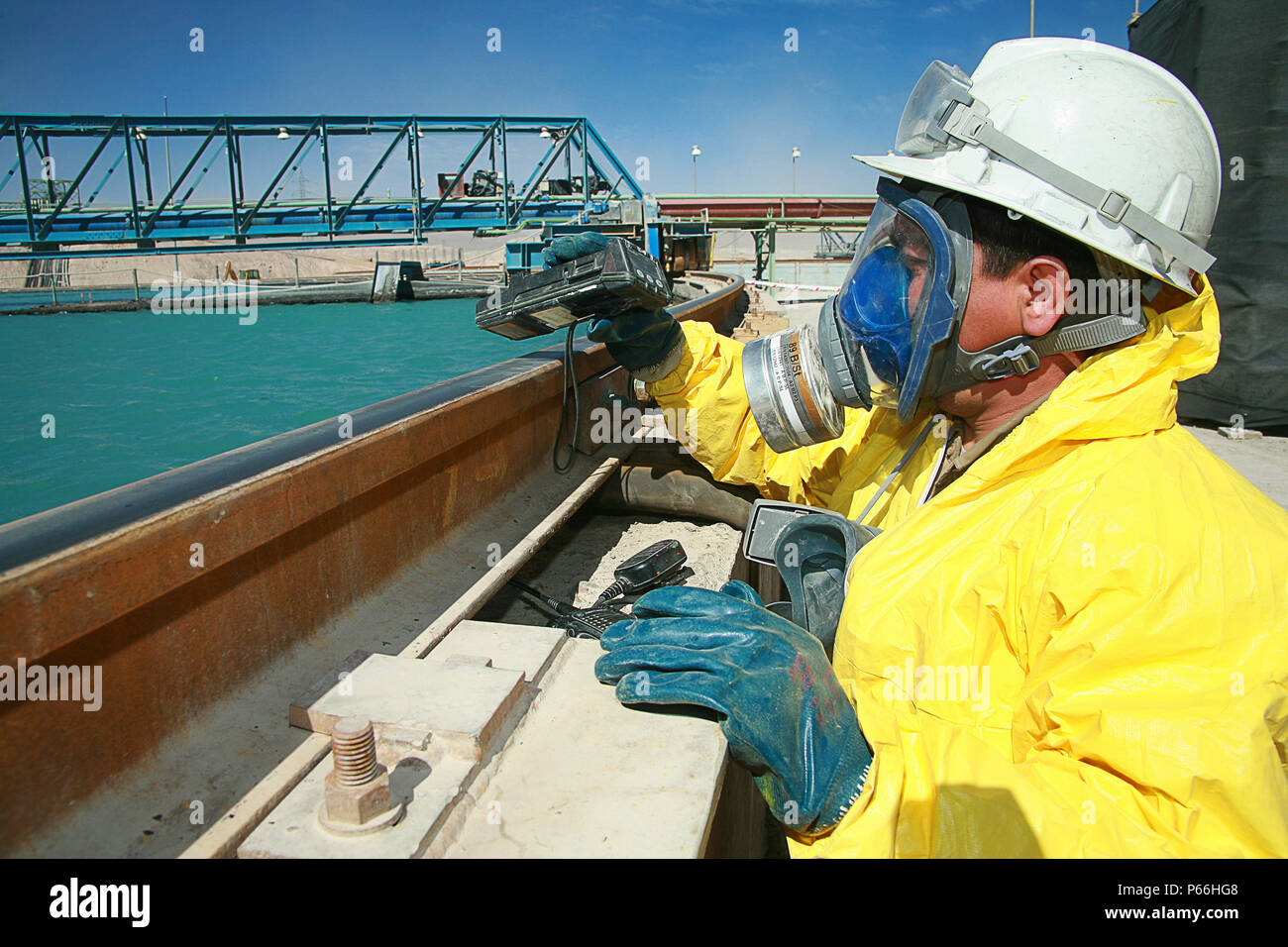 Uomo di controllo di acido solforico Foto Stock