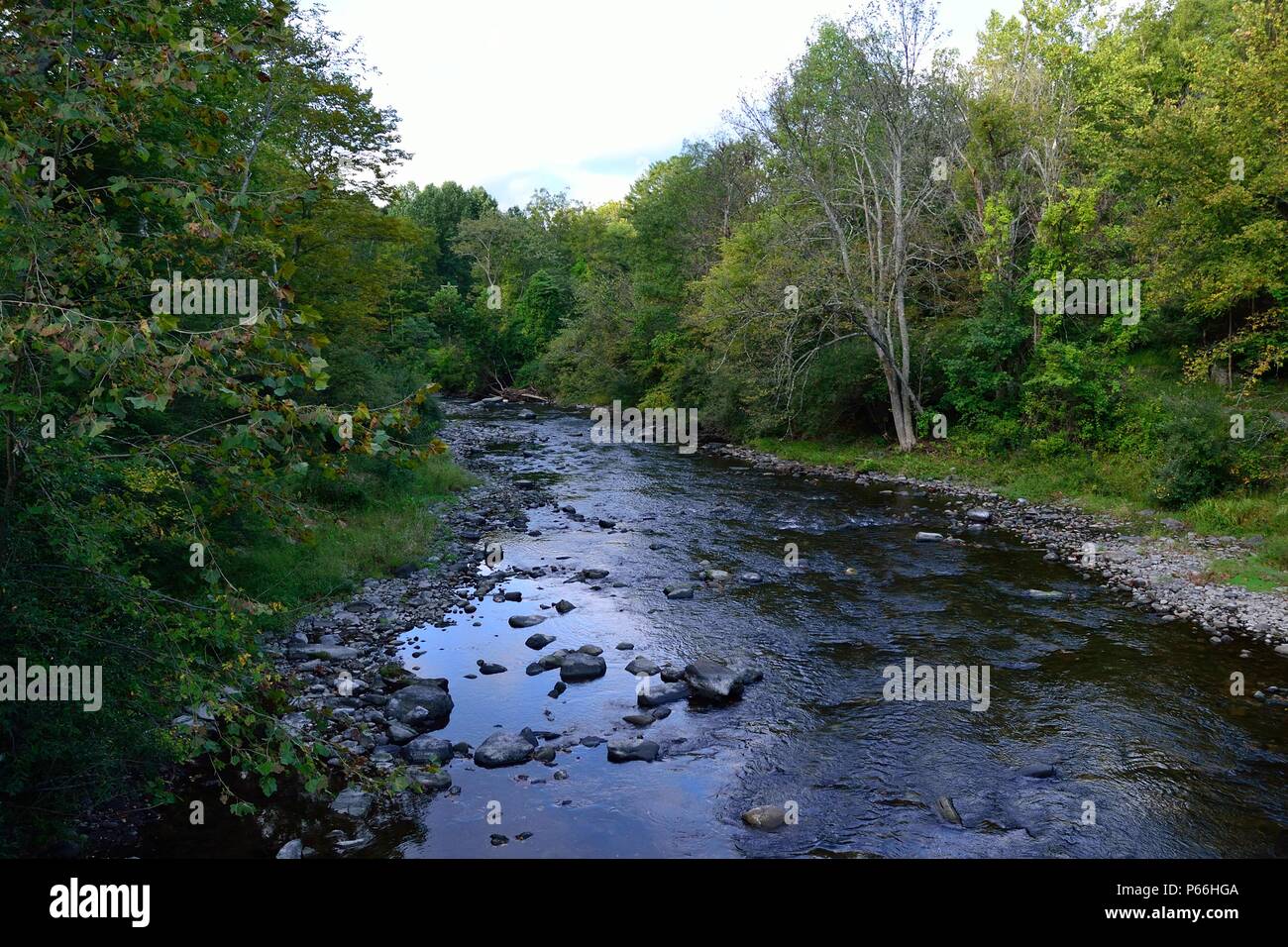 Rocce creek in Delaware Water Gap National Recreation Area, Pahaquarry, New Jersey, Stati Uniti d'America dal libro "Fiume elaware riflessioni' da Daniel.. Foto Stock