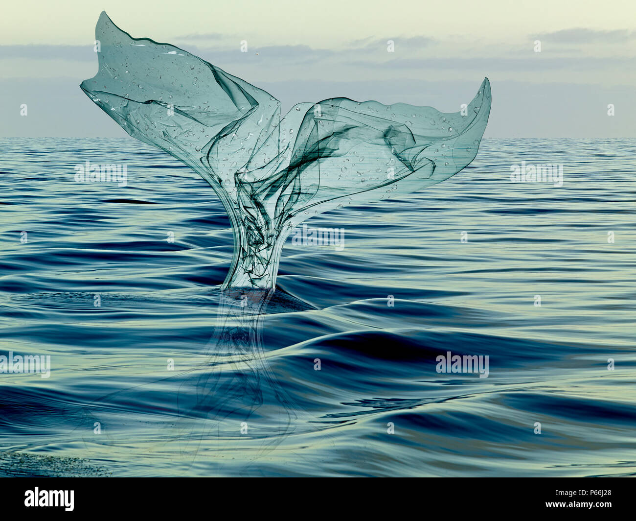 La coda di una balena di immondizia galleggiante in plastica nell'oceano Foto Stock