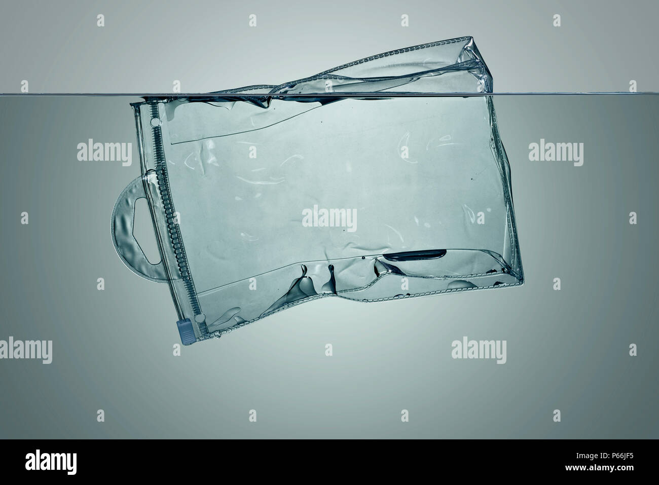 Zuppa di plastica, inquinamento che galleggia in acqua Foto Stock