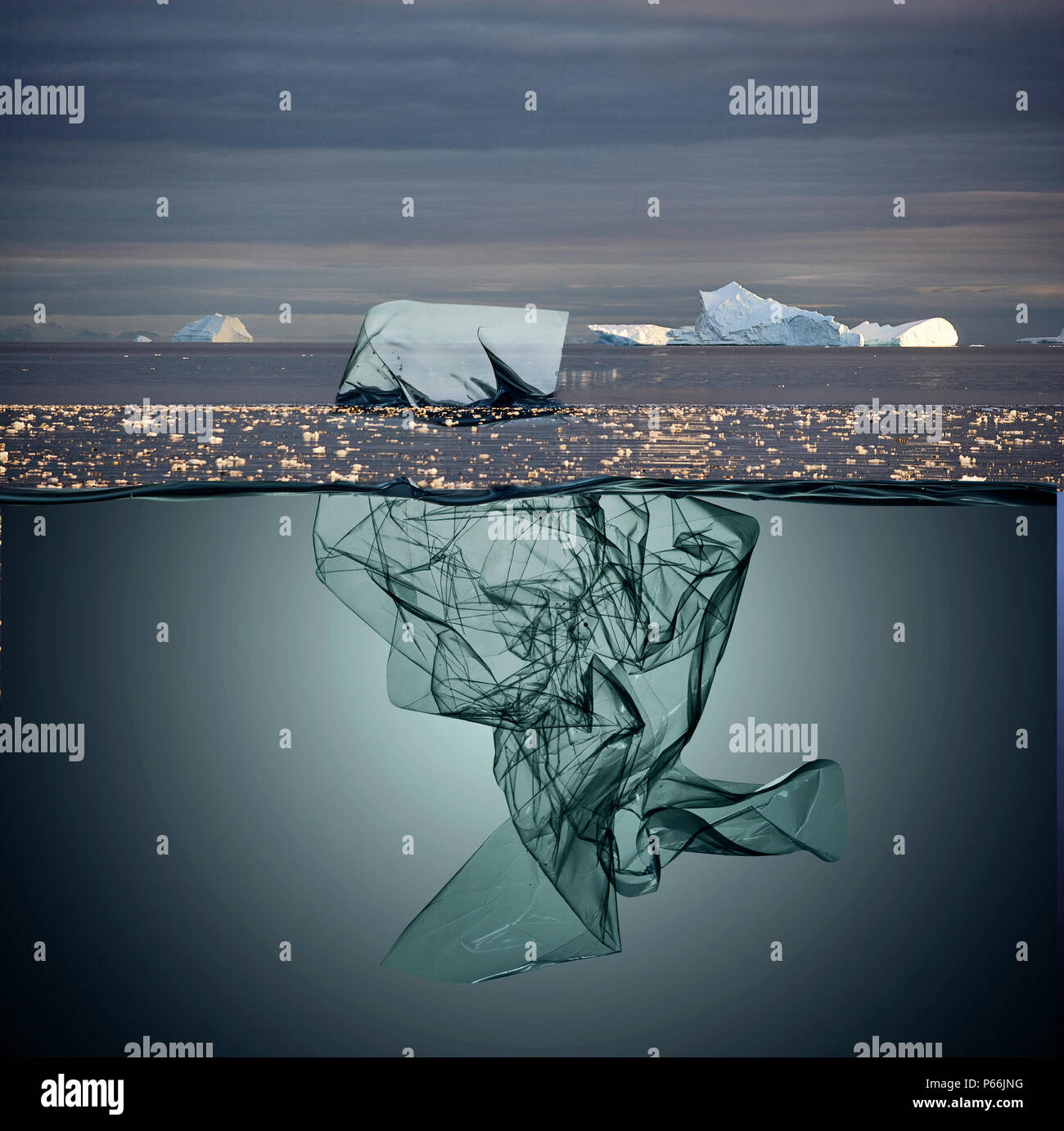 Iceberg di plastica rifiuti galleggianti in mare con lo sfondo della Groenlandia Foto Stock