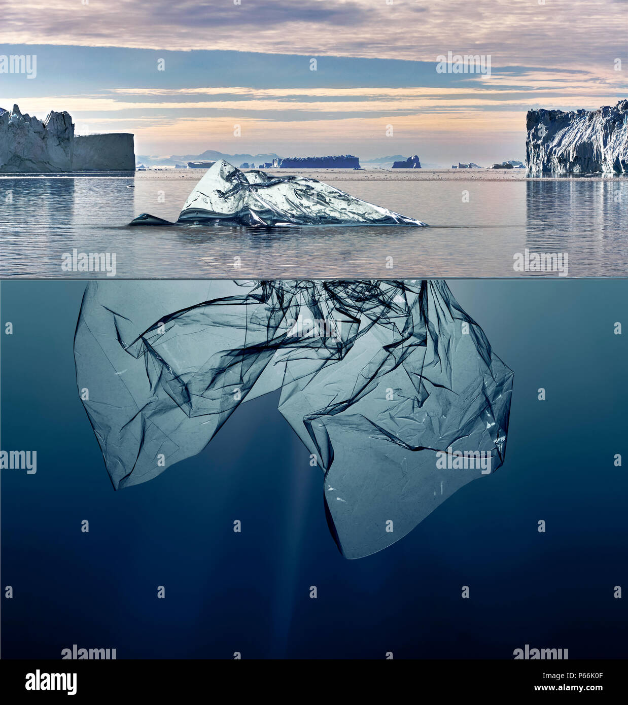 Iceberg di plastica rifiuti galleggianti in mare con lo sfondo della Groenlandia Foto Stock