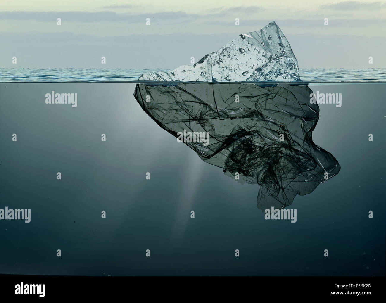 Iceberg di plastica rifiuti galleggianti in mare con lo sfondo della Groenlandia Foto Stock