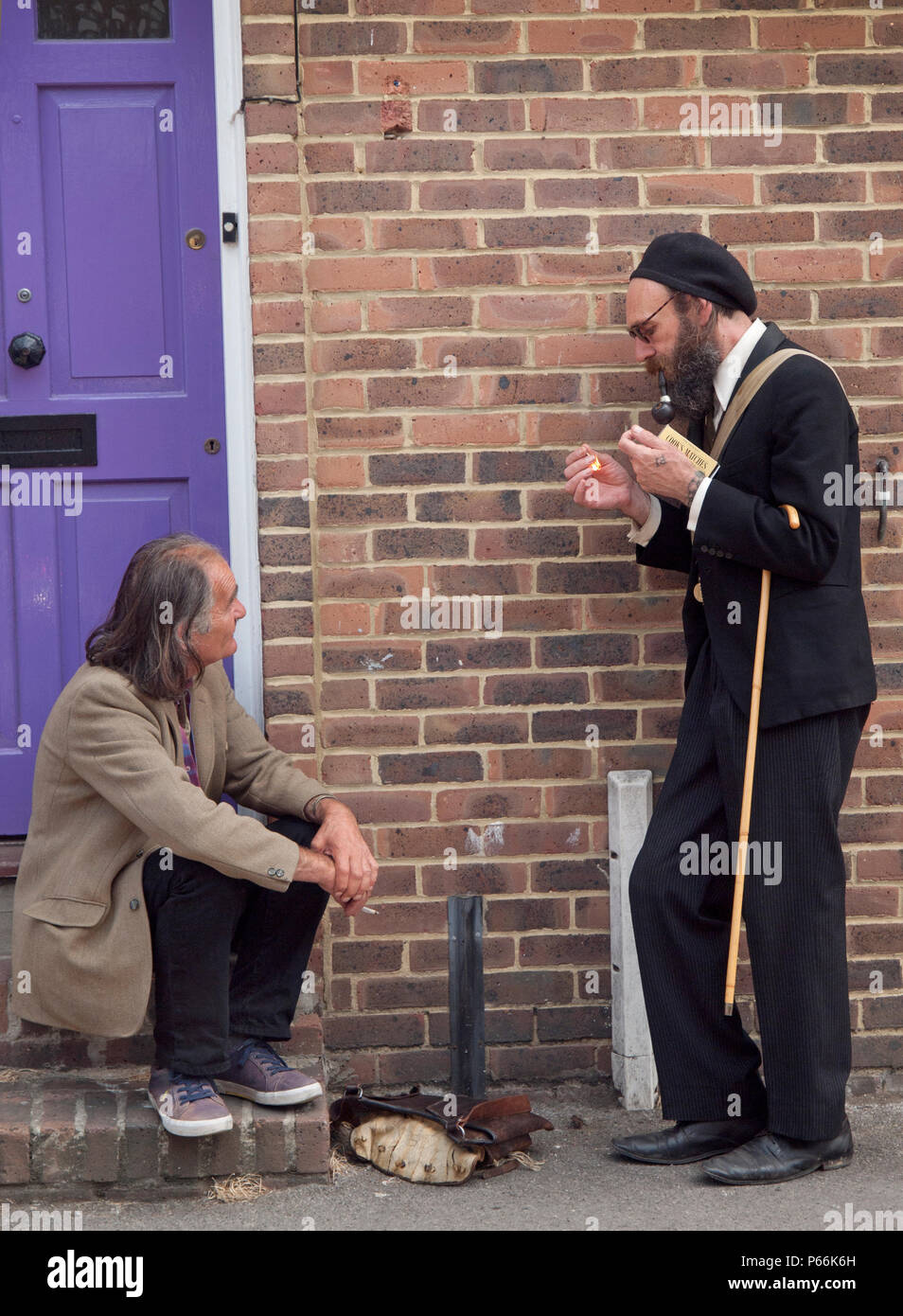 Avendo una chat in strada in North Laine, Brighton Foto Stock