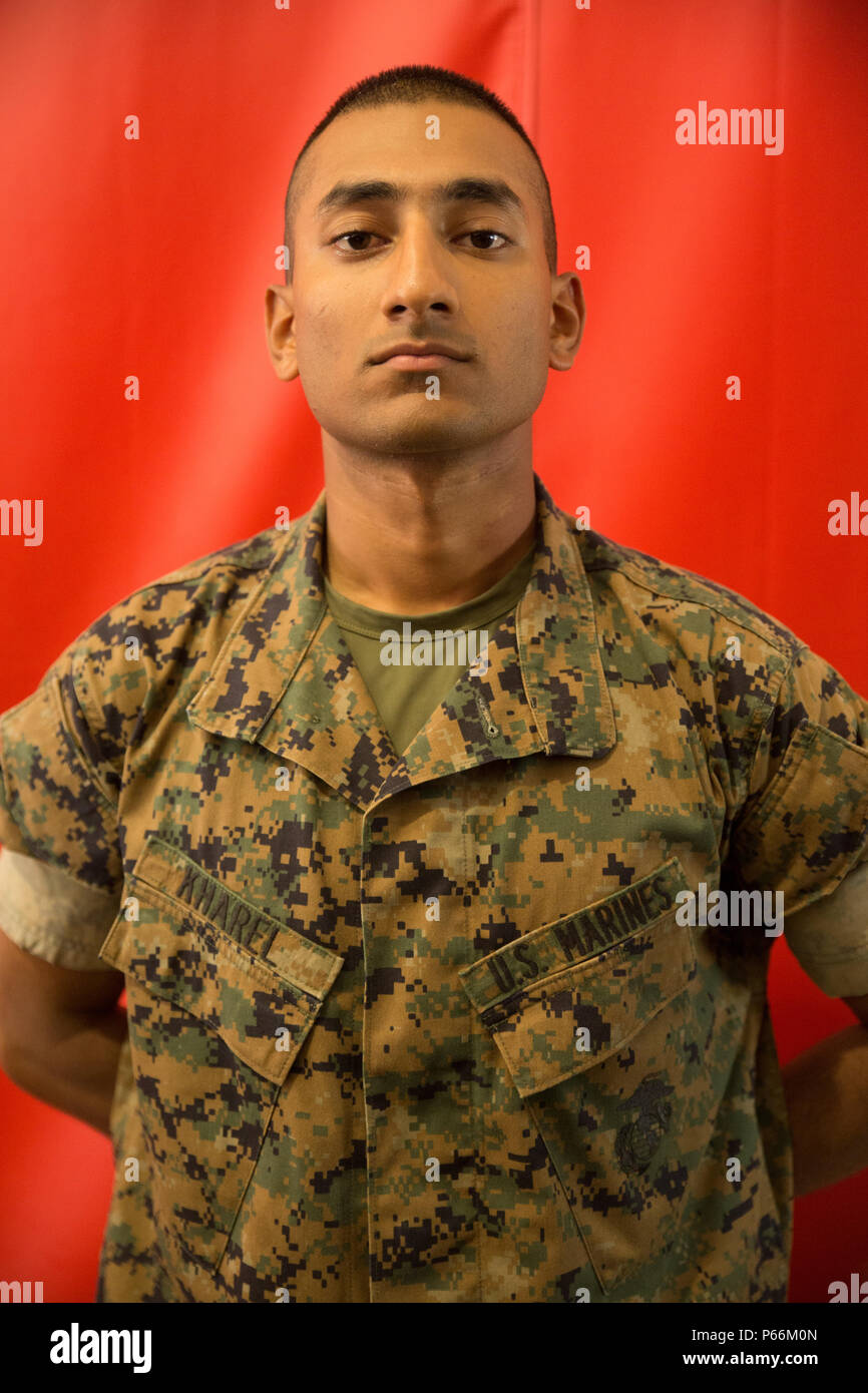 Pvt. Prabesh Kharel, plotone 1036, Bravo Company, 1a reclutare battaglione di formazione, ha guadagnato la cittadinanza degli Stati Uniti Maggio 12, 2016 su Parris Island, S.C. Prima di guadagnare la cittadinanza, i candidati devono dimostrare la conoscenza della lingua inglese e il governo americano, mostrano un buon carattere morale e fare il giuramento di fedeltà per gli Stati Uniti Costituzione. Kharel, dal Nepal, è programmato per graduare il 13 maggio 2016. Foto Stock