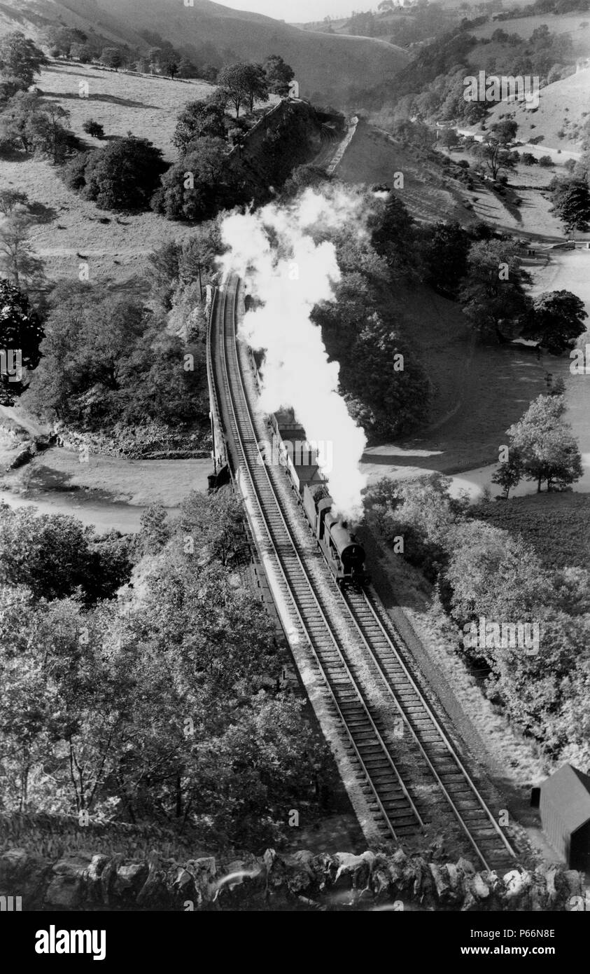 Ex-LMS in base 4F, No.44339 alla testa di un Buxton a Derby merci locali nel Peak District. Il treno è catturato sulla Monsal Dale viaduct e è abo Foto Stock