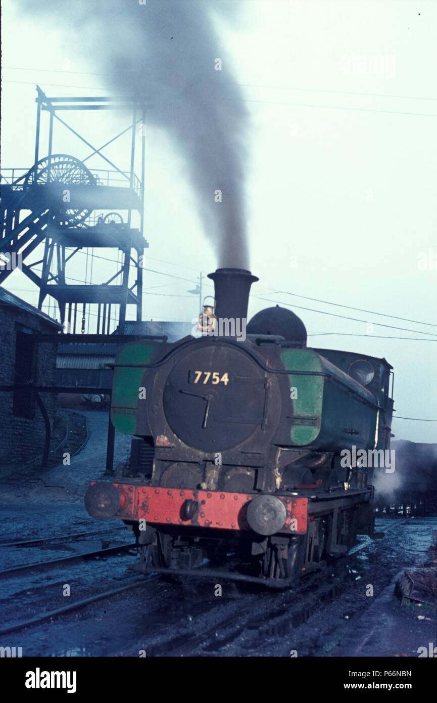 Ex Great Western Railway 5700 Classe 0-6-0 Bauletto serbatoio No.7754 nel bacino service presso il Monte Ceneri colliery, Galles del Sud. Mercoledì 22 Dicembre Foto Stock
