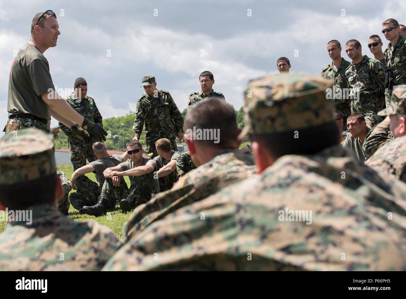 Il cap. Zzoran Stankoski, comandante di compagnia del macedone di polizia militare incarica il bulgaro e il soldato bosniaco sull'uso di Oleoresin Capsicum, durante l'esercizio Platinum Wolf 2016 a operazioni di Peacekeeping Training Center South Base in Bujanovac, Serbia, 13 maggio 2016. Sette paesi tra cui la Bosnia, Bulgaria, Macedonia, Montenegro, Slovenia, Serbia, e gli Stati Uniti uniti insieme per condurre le operazioni di mantenimento della pace e di armi non letali della formazione nel corso di due settimane. (U.S. Marine Corps foto di Sgt. Sara Graham) Foto Stock