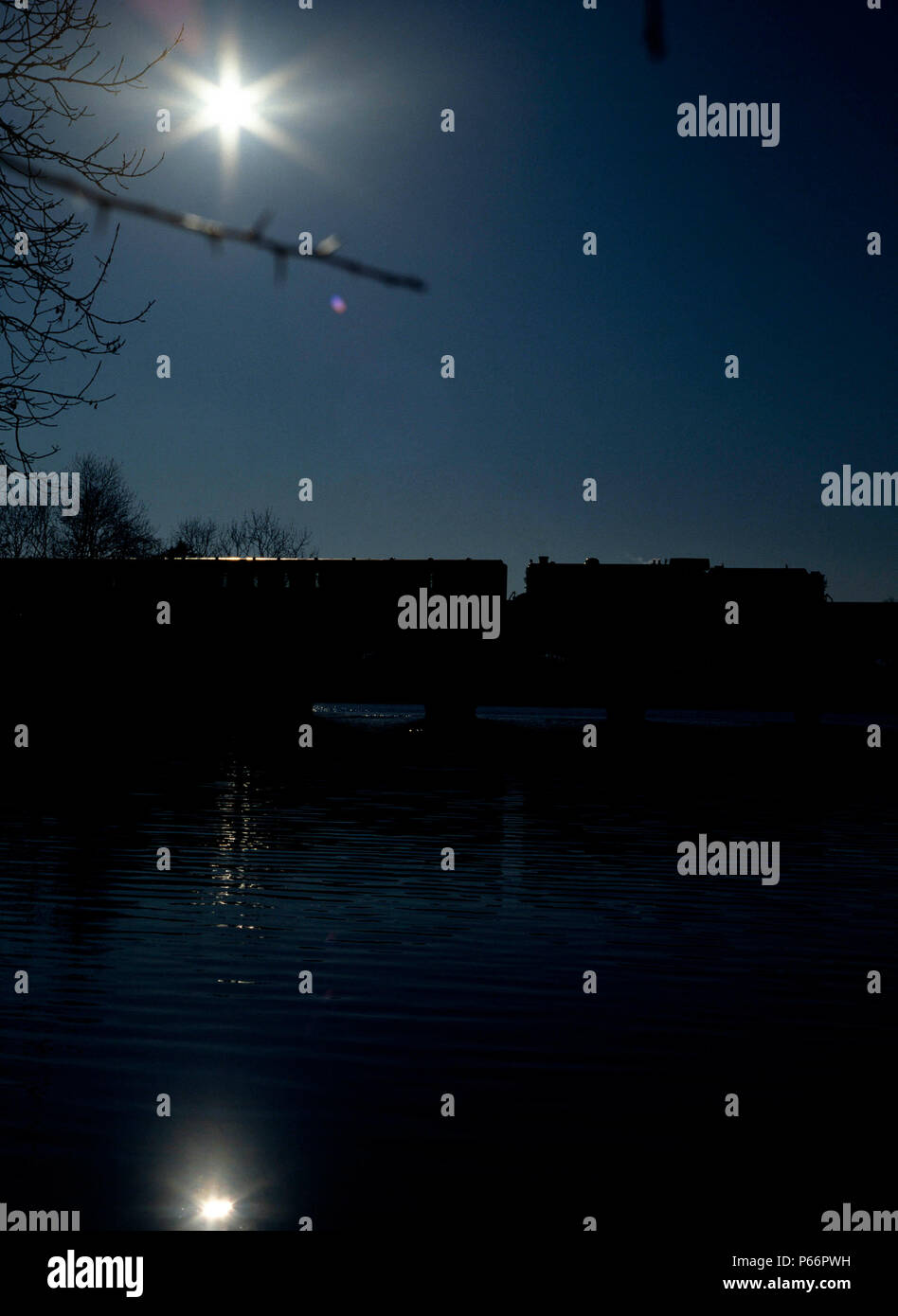 Great Central Railway, silhouette colpo di 1306 Mayflower attraversando Swithland viadotto con la 13:55 Rothley a Loughborough in treno. 01.02.1981 Foto Stock