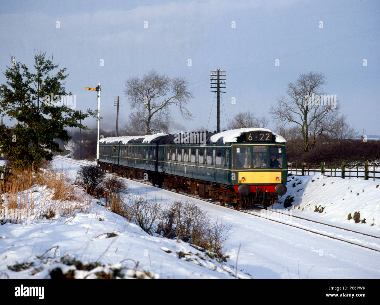 Grande Stazione Centrale. Un improvvisato DMU il servizio lascia Loughborough in legno Thorpe per Rothley con il 14.00 servizio su un fresco e soleggiato inverni, giorno Foto Stock