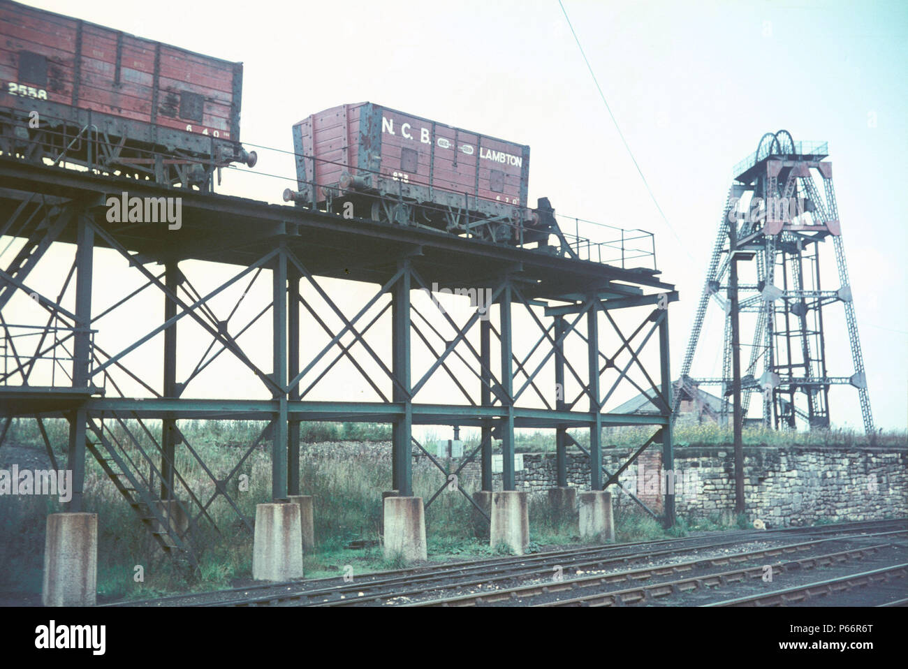 Caricamento e staithes colliery copricapo a Philadelphia Colliery sul sistema Lambton, nella contea di Durham. Venerdì 22 settembre 1967. Foto Stock Caricamento e staithes colliery copricapo a Philadelphia Colliery sul sistema Lambton, nella contea di Durham. Venerdì 22 settembre 1967. Foto Stock