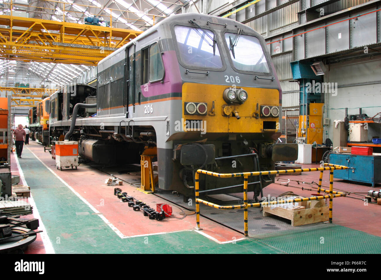 Locomotiva rinnovo alla Inchicore funziona, Dublino, Irlanda. Giugno 2004. Foto Stock