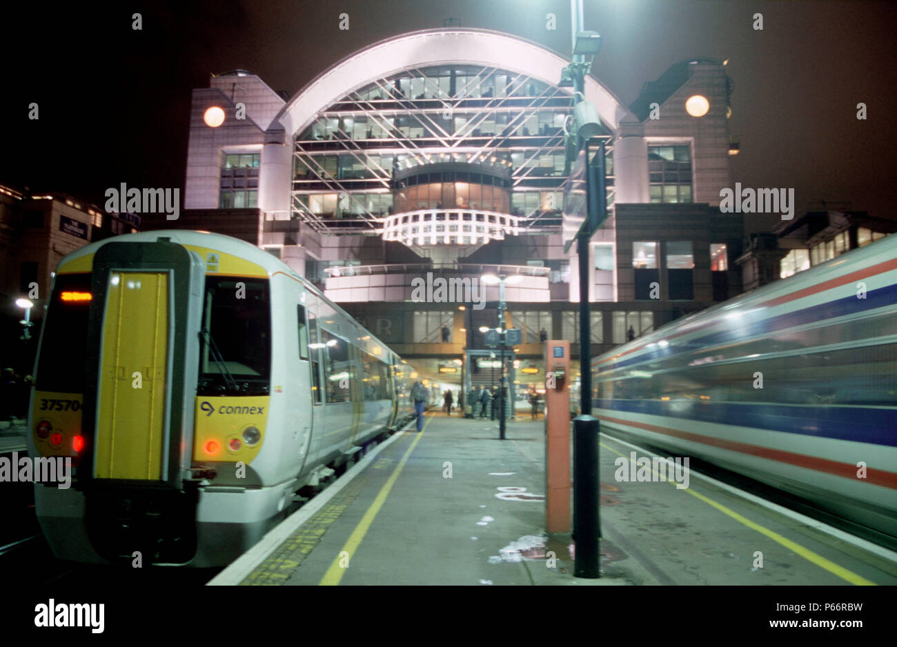 Notte a Charing Cross Station, a Londra e a South Eastern Trains Classe 375 Electrostar attende di discostarsi mentre una classe 466 velocità di distanza Foto Stock