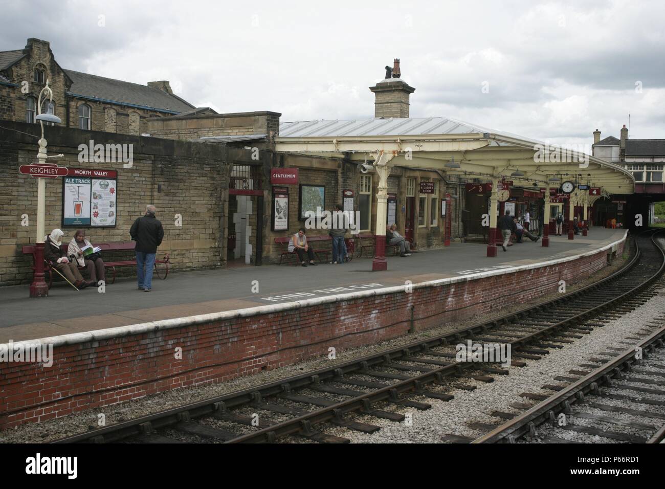 Uno dei Keighley e Worth Valley Railway piattaforme a Keighley stazione, Yorkshire. 2007 Foto Stock