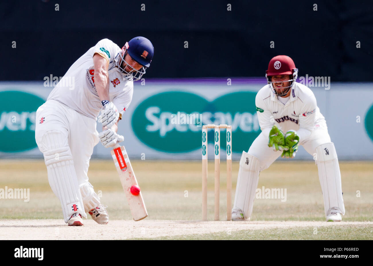 Nick Browne dell'Essex si è scontrato durante il quarto giorno della partita della Specsavers County Championship Division a Chelmsford, nel campo da cricket della contea. Foto Stock