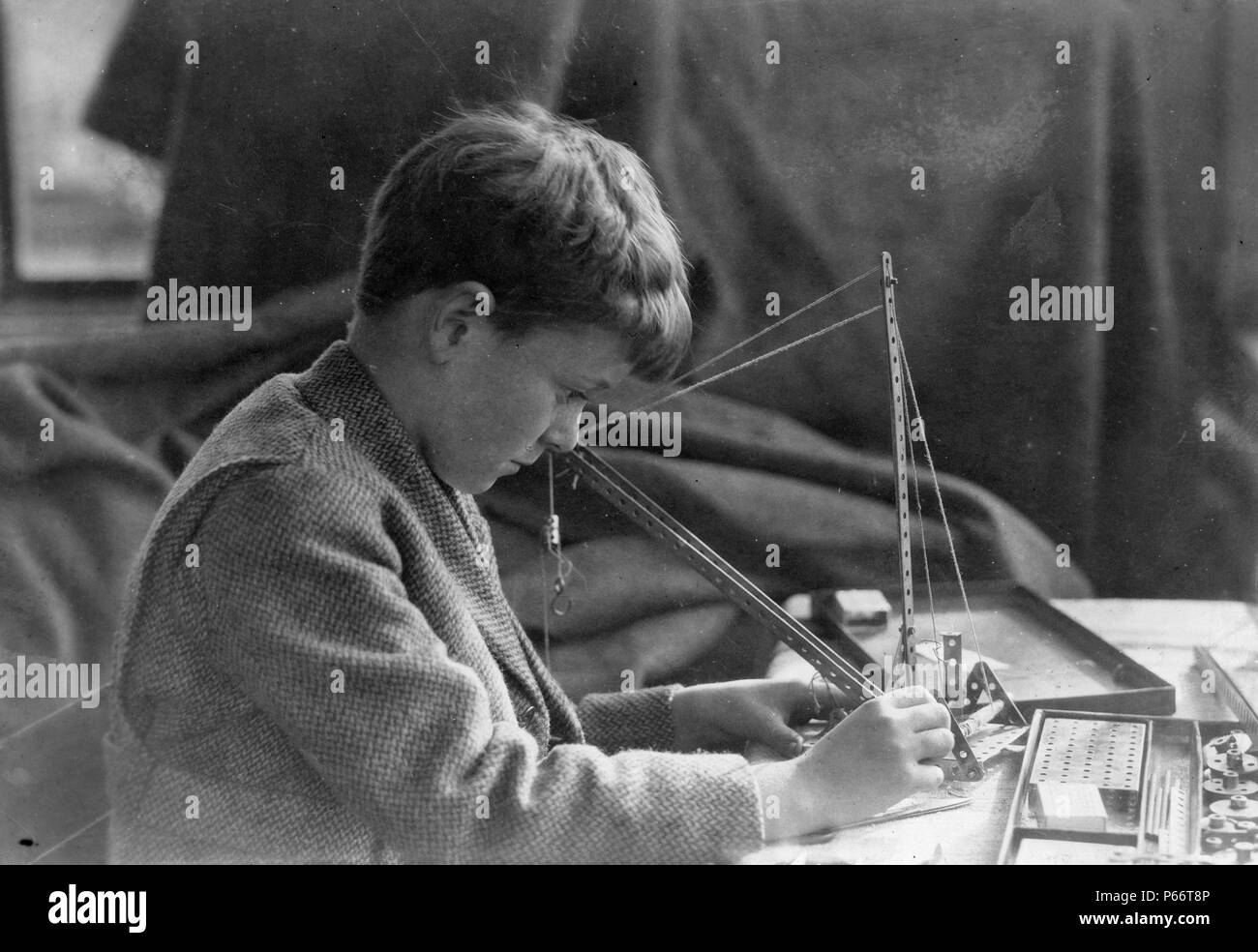 Ragazzo con il giocattolo meccanico da Lewis Wickes Hine, 1874-1940, fotografo Pubblicato: 1924 Foto Stock