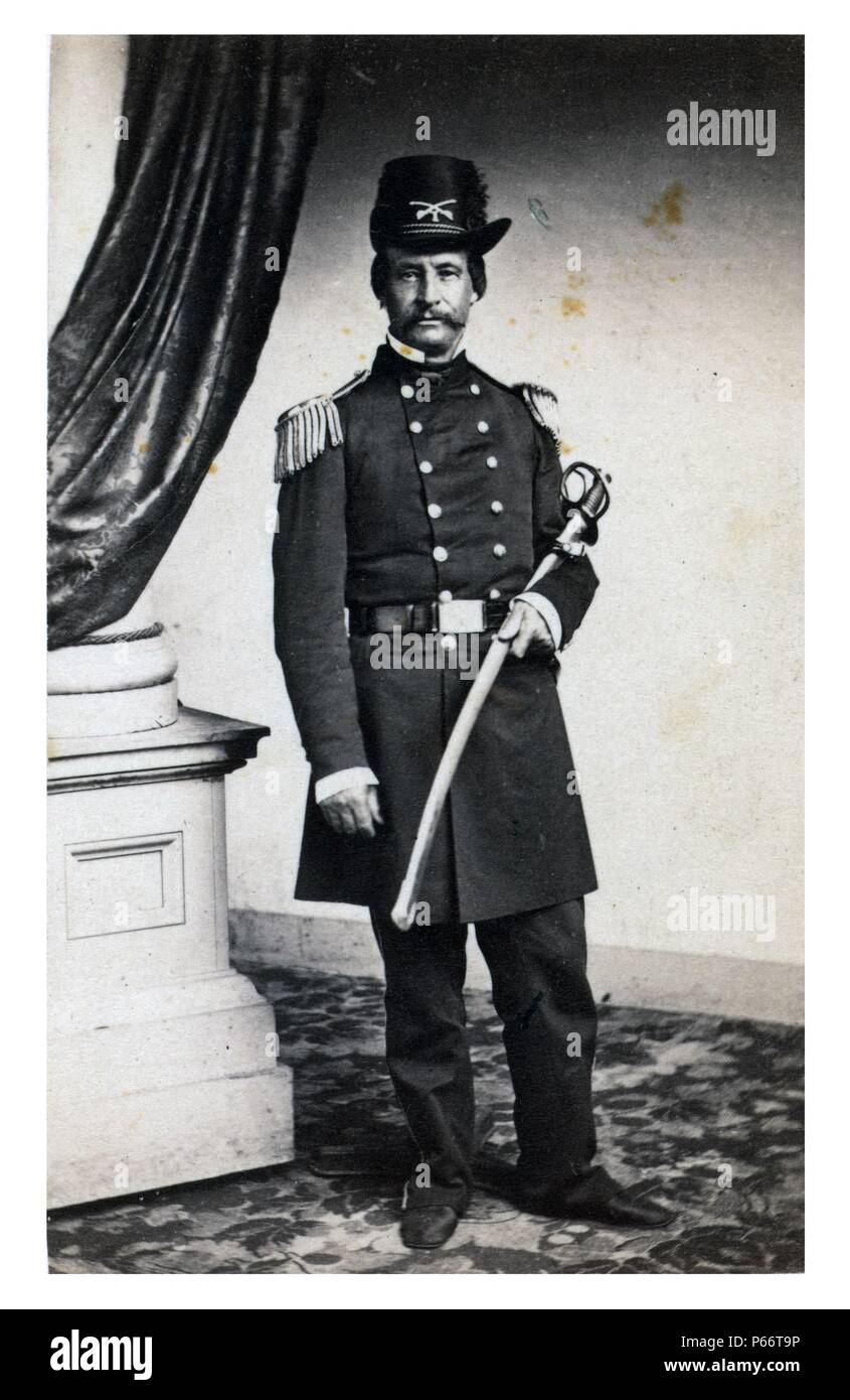 Officer David Hunter, ritratto a figura intera in pieno abiti militari, in piedi, la spada, rivolto verso la parte anteriore del 1861. Scritto sul tergo: 9 maggio 1862 "tre stati della Georgia, Florida e Carolina del Sud avere deliberatamente si sono dichiarati non più sotto la protezione del Governo degli Stati Uniti e di aver preso le armi contro di essa - si è quindi diventata necessaria per dichiarare la legge marziale in questi tre stati. La Schiavitù è incompatibile con la legge marziale in un paese libero, gli schiavi in Georgia, Florida e Carolina del Sud sono di conseguenza [cioè di conseguenza] ha dichiarato per sempre free" Hunter. Foto Stock