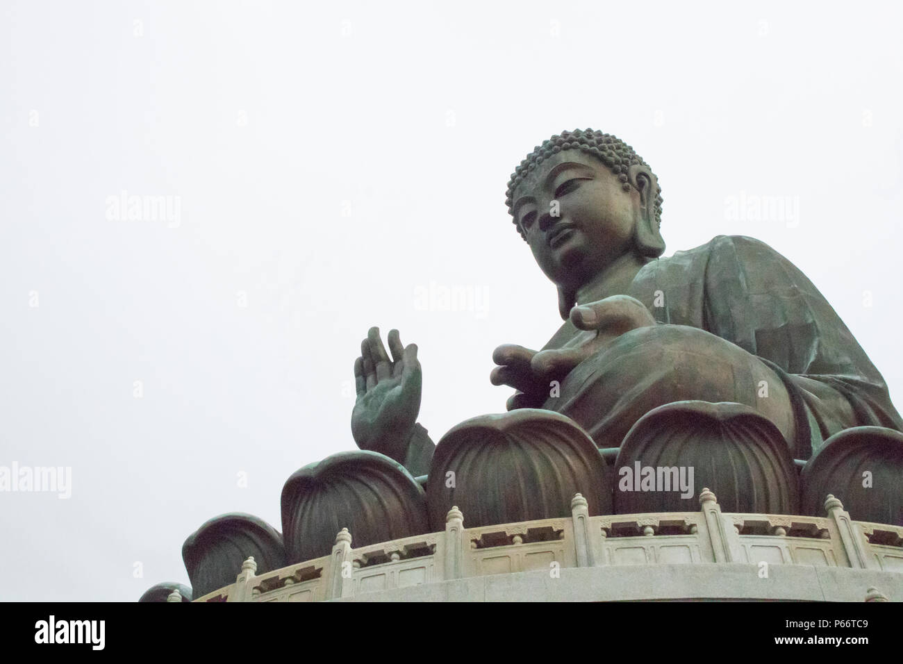 Grande enorme gigante Buddha in Hong Kong con il coperchio di nebbia attorno all'area, un luogo per le persone e per i turisti a venire a pregare e a dare rispetto. Foto Stock