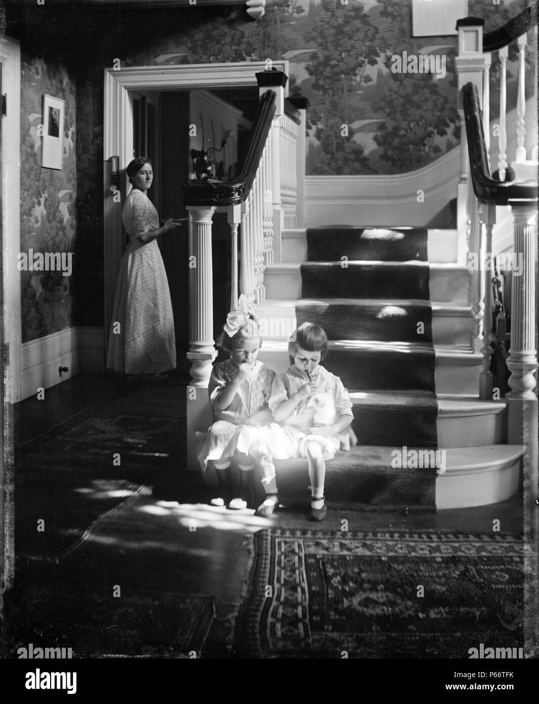 La luce in Russia più scuro da Udo Keppler, 1872-1956, artista. 1903. Illustrazione mostra Nicholas II, l'imperatore di Russia, inginocchiati su un ginocchio prima di un cuscino sul quale poggia una chiocciola di carte etichettato "Ukase civile e religiosa e riforme"; i raggi di luce etichettato 'enlightenment' fascio illuminante giù Nicholas II. Foto Stock