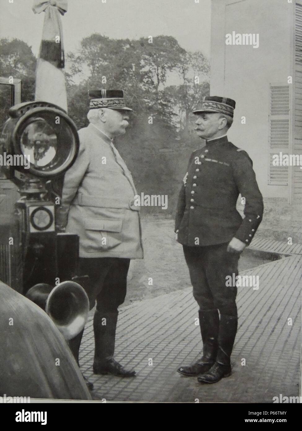 Generali francesi Joffre (sinistra) e Foch (a destra) incontrano prima della battaglia delle Fiandre. Novembre1914 Foto Stock