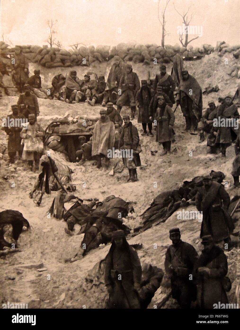 Soldati francesi acquisizione una trincea tedesca posizione come nemico vittime giacciono coperti con cappotti durante la prima guerra mondiale 1916 Foto Stock