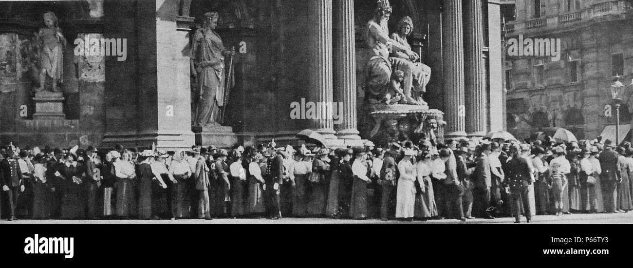 La folla la linea fino a passare la bara del arciduca austriaco Franz Ferdinand dopo il suo assassinio nel 1914 Foto Stock