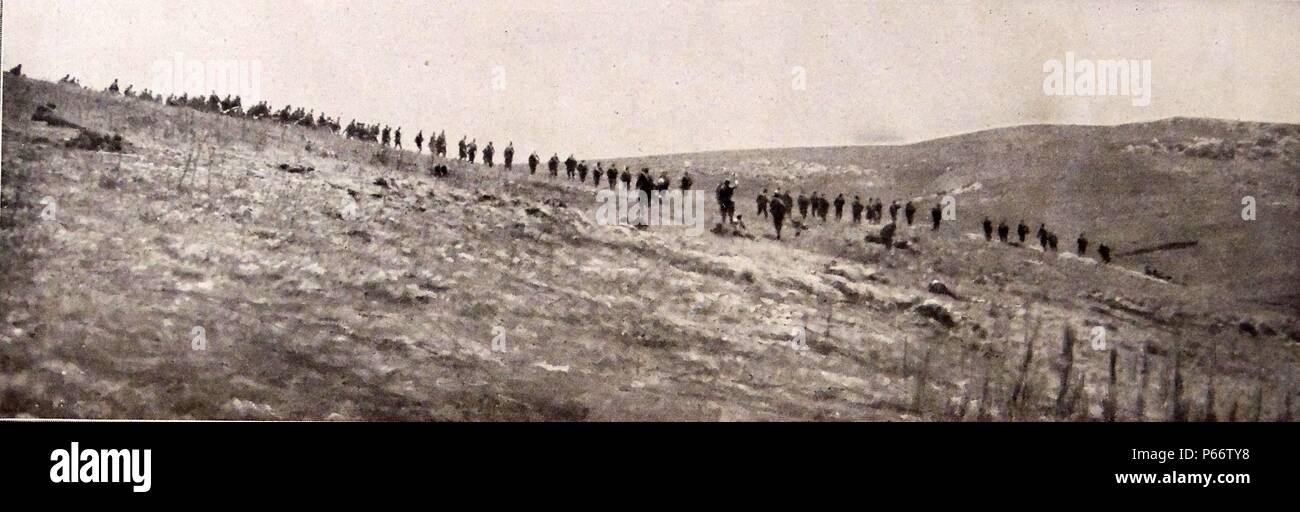 La fanteria serba prendere posizione sul pendio di una collina 1914 Foto Stock