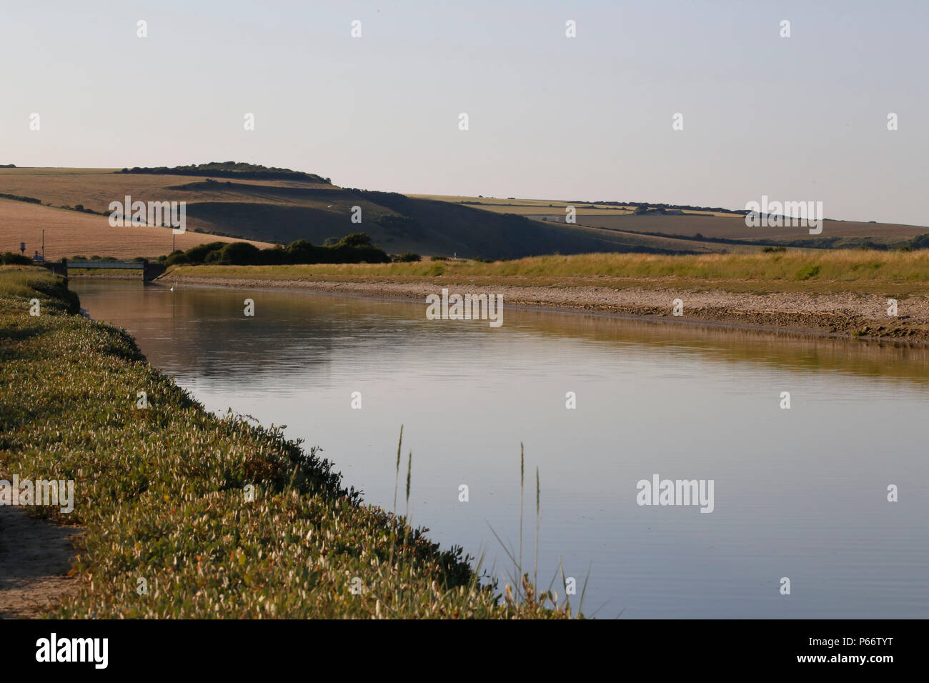 Fiume Cuckmere con le colline di distanza Foto Stock