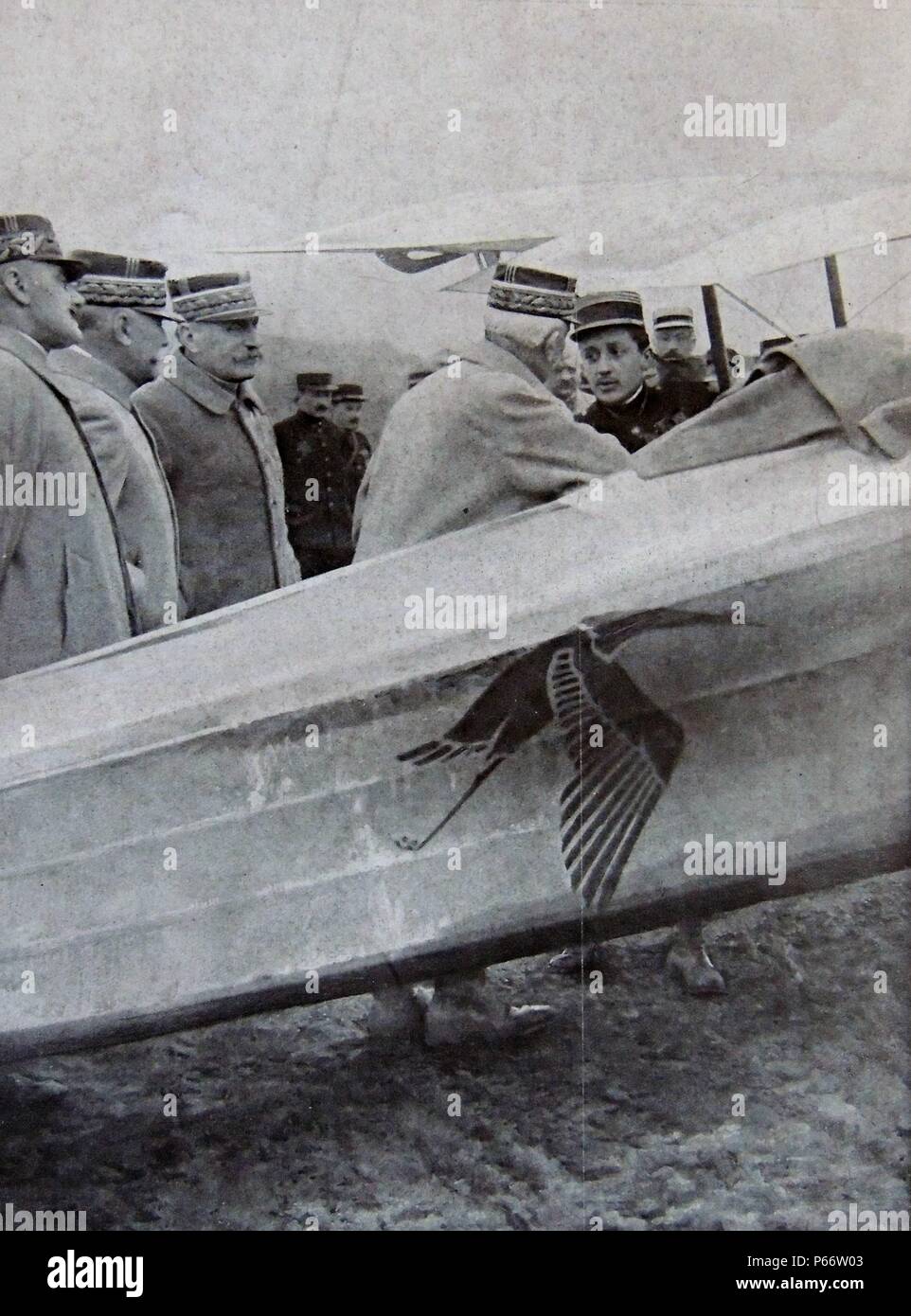 General Foch e alti ufficiali dell'esercito salutare francese air ace Capitano pilota Guynemer oltre ad un aeromobile dell'esercito francese 1917aircfraft nel settembre 1916 Foto Stock