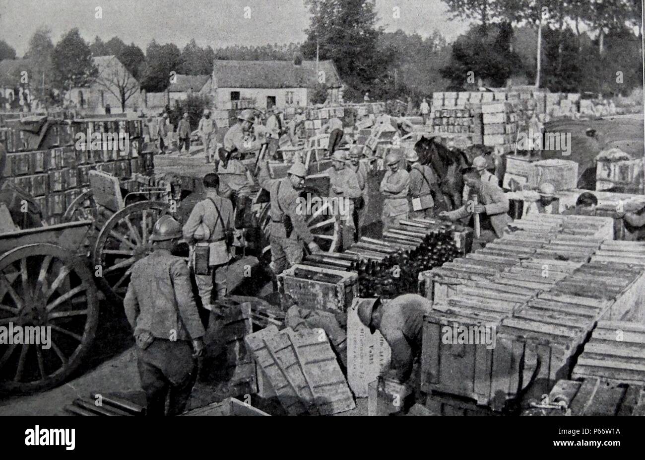 Soldati francesi a caricare casse di viveri e di munizioni per essere trasportati sul fronte durante la Prima guerra mondiale. 1917 Foto Stock