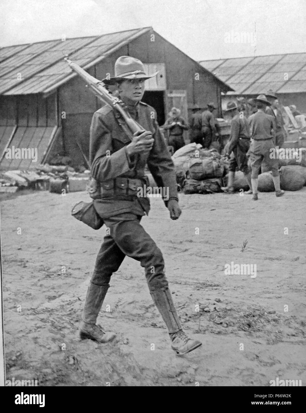 I soldati americani in formazione presso un campeggio in Francia durante la prima guerra mondiale 1917 Foto Stock