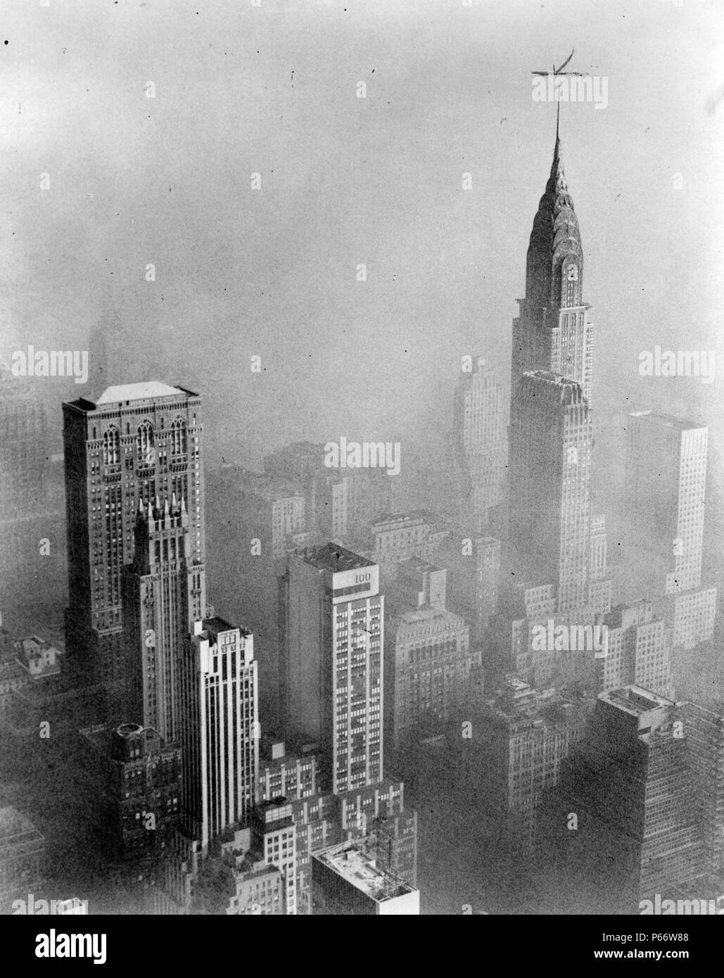 Lo smog oscura la vista del Chrysler Building da Empire State Building di New York City Foto Stock