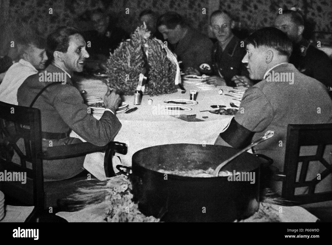 Adolf Hitler che arrivano al pasto in cancelleria, accompagnato dal dottor Josef Goebbels Foto Stock
