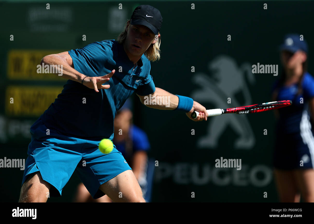 Canada's Denis Shapovalov durante il giorno cinque della natura internazionale della valle in Devonshire Park, Eastbourne. Foto Stock