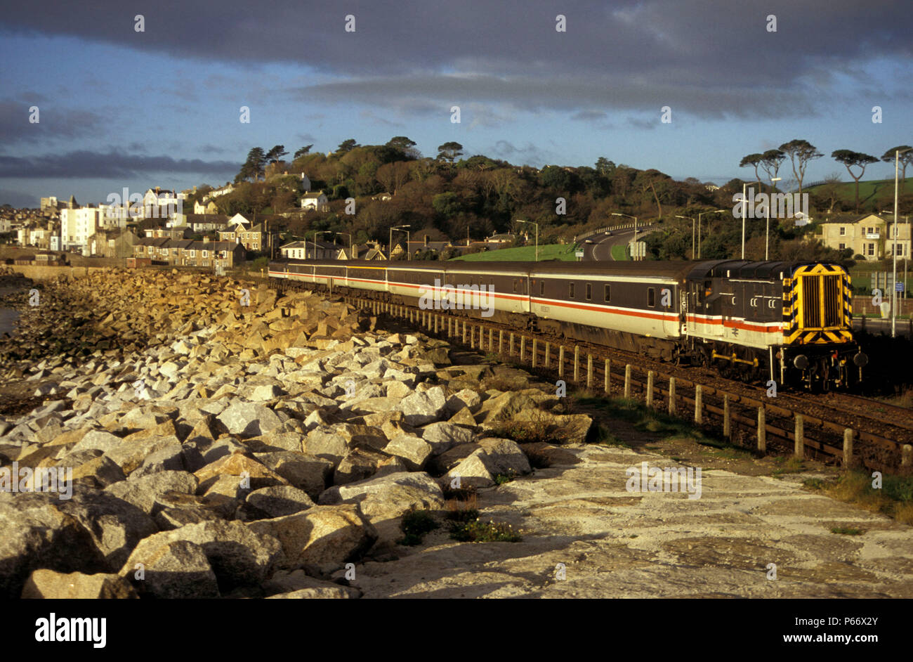 Una classe 08 deviatore porta vuota stock di coaching da roccia lunga deposito in Penzance stazione per formare un Penzance a Londra Paddington servizio. C1995 Foto Stock