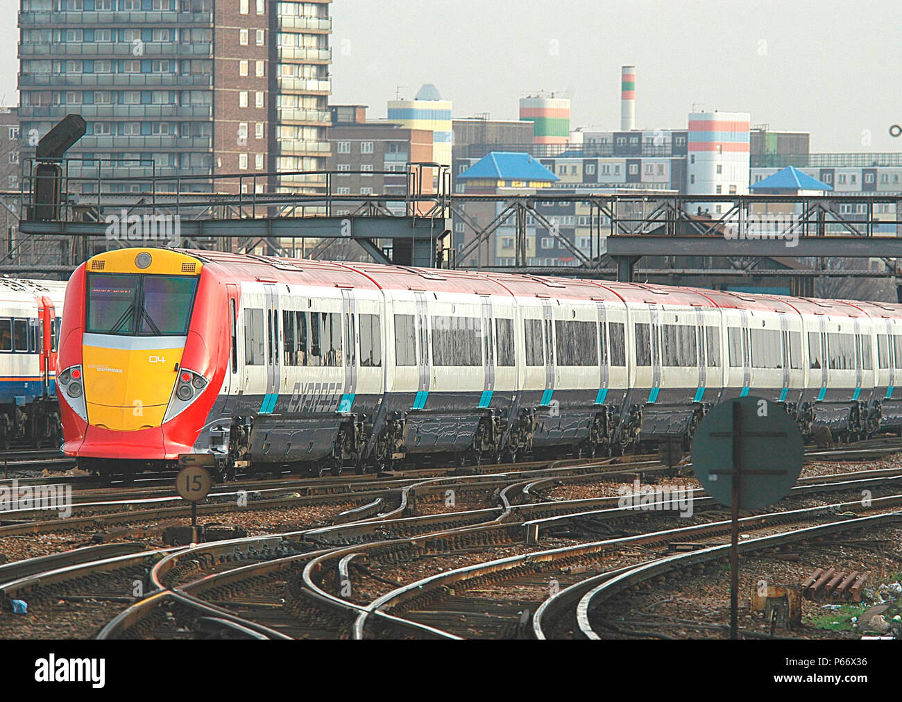 Una classe 460 con il Gatwick Express si insinua in London, Victoria con un servizio dedicato dall'aeroporto di Gatwick. 2003 Foto Stock