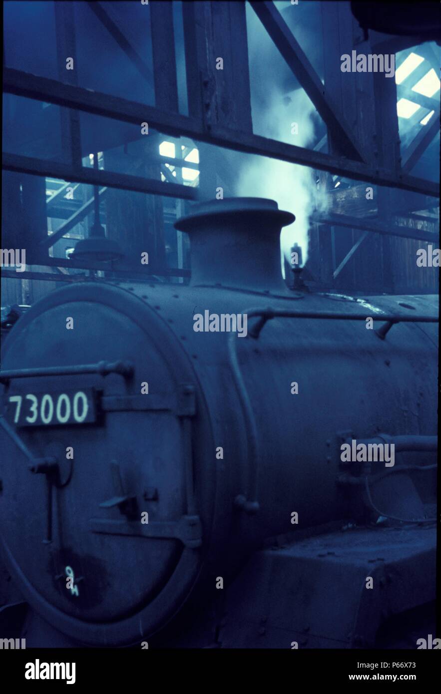 Una scena nel chiuso di forza motrice depot a Patricroft con condannati BR standard di classe 5, 4-6-0 No.73000. Foto Stock