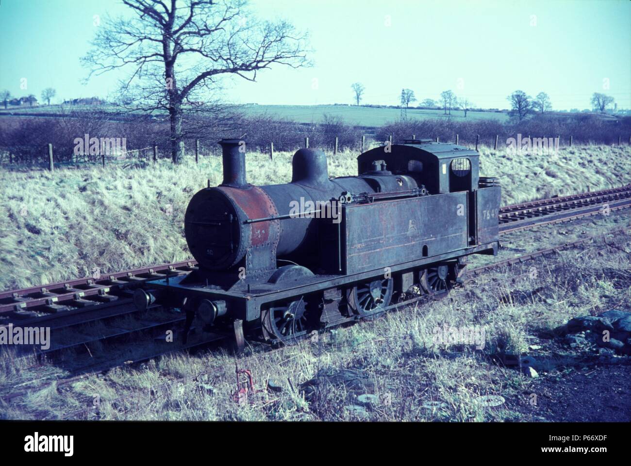Un ex LMS 0-6-0T Jinty deviatore, No.47649, in attesa di essere spezzato a Cohen's scrapyard Cransley situato sulla ex ferrovia Midland's ironstone crusca Foto Stock