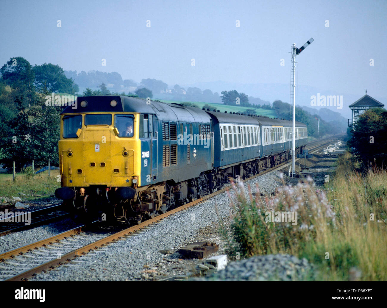 Bamford Stazione, Hope Valley. No. 31.463 precipita attraverso Bamford stazione con il 12.45 ex Cleethorpes per Manchester. 28.9.85. Foto Stock