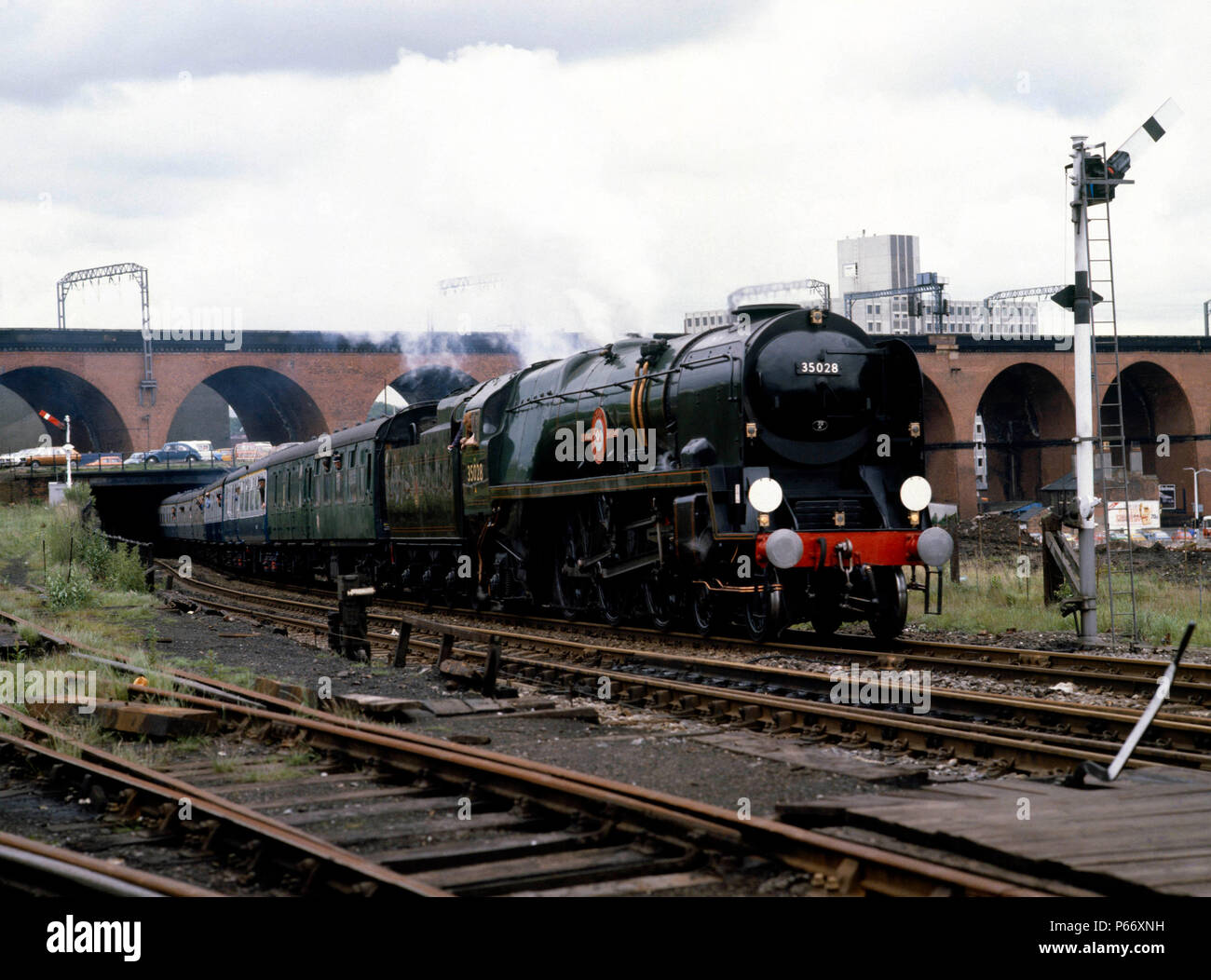 Linea di clan addio. No.35028 Linea Clan si arrampica il gradiente ripido fuori Teviot Vale tunnel a George St Junction, Stockport. Manchester Picadilly E Foto Stock