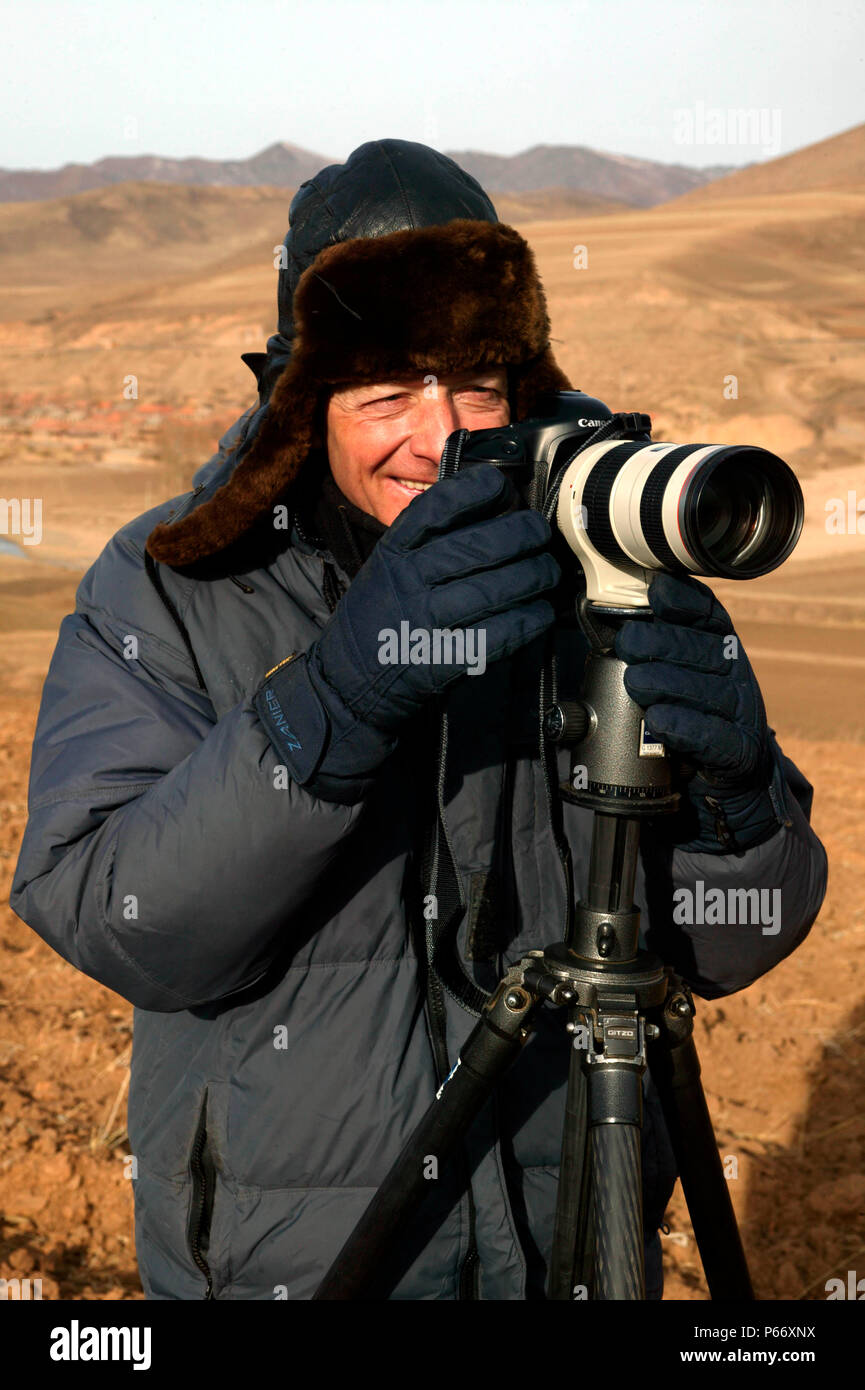 Colin Garratt sulla ubicazione vicino Xiakengzi sul leggentario Jing Peng passano nella Mongolia Interna, marzo 2004. Foto Stock