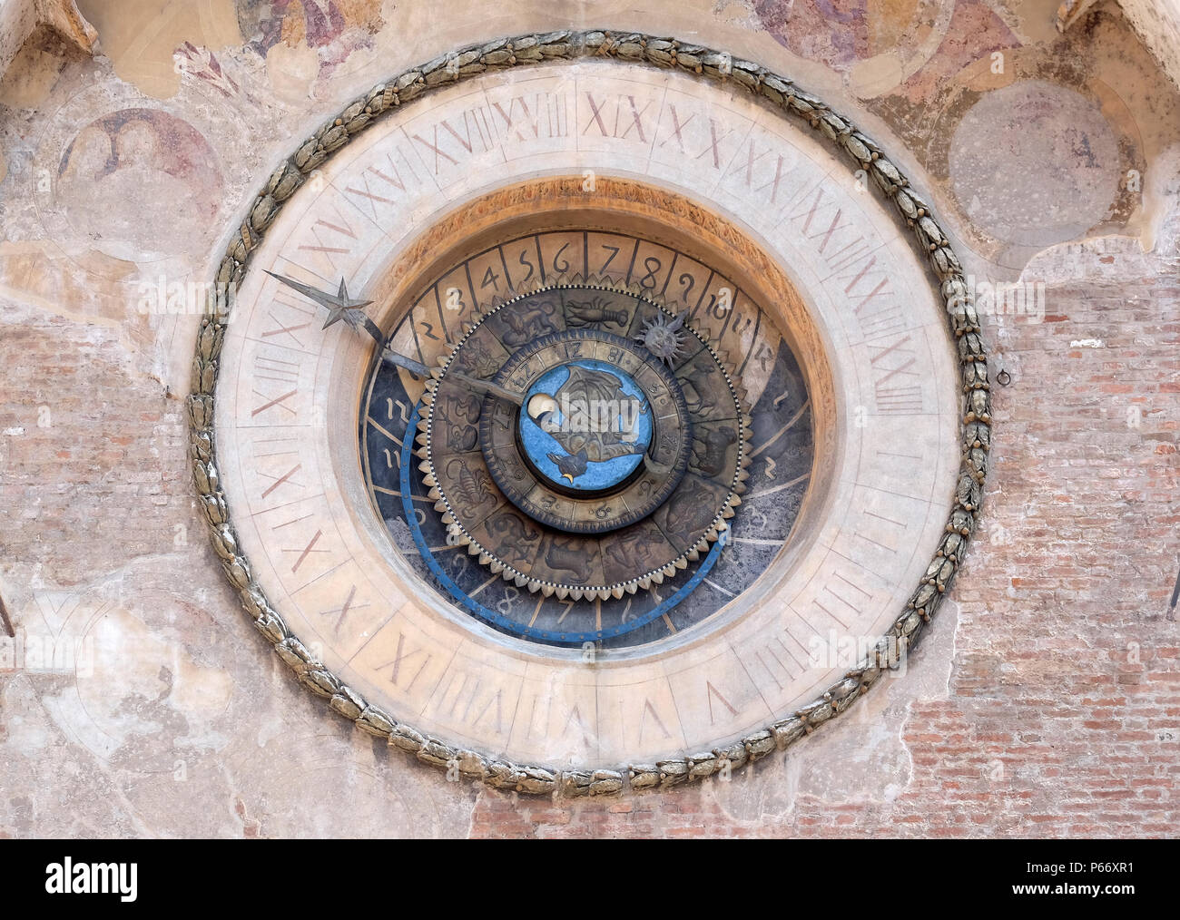 Torre dell'orologio di Palazzo della Ragione (Palazzo della Ragione con la  Torre dell'Orologio) a Mantova, Italia Foto stock - Alamy